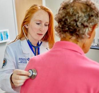 摩根老板霍普 examining patient with stethoscope.