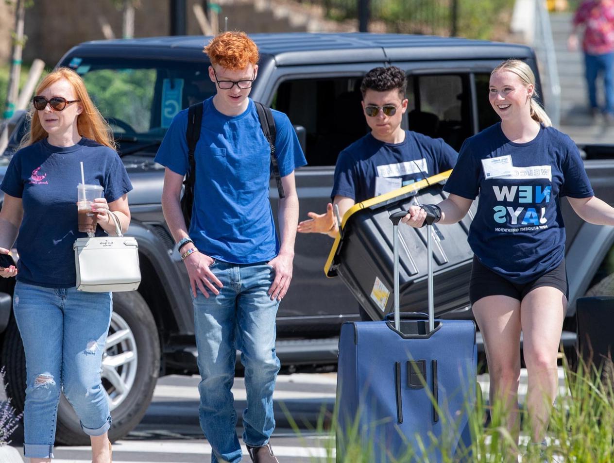 Students 和 parents on move-in day.